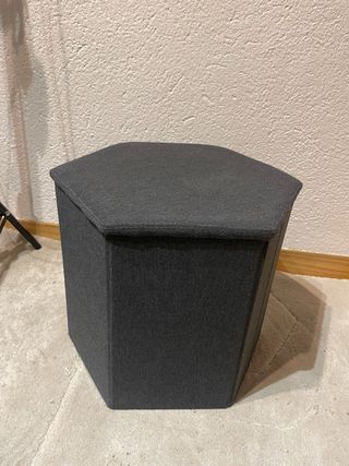Pouf esagonale in tessuto grigio con spazio di archiviazione