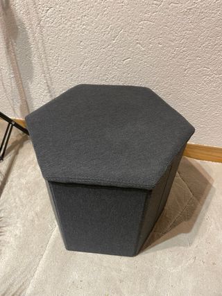 Pouf esagonale in tessuto grigio con spazio di archiviazione