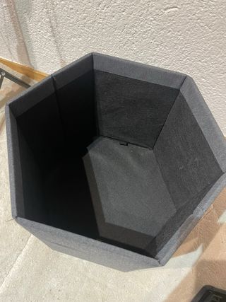 Pouf esagonale in tessuto grigio con spazio di archiviazione