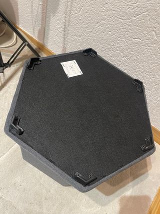 Pouf esagonale in tessuto grigio con spazio di archiviazione