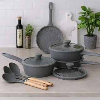 Set 10 pezzi: pentole, coperchi e mestoli