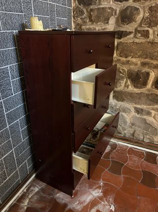 Cómoda de madera oscura