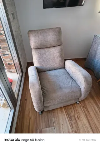 Sillón reclinable gris tela