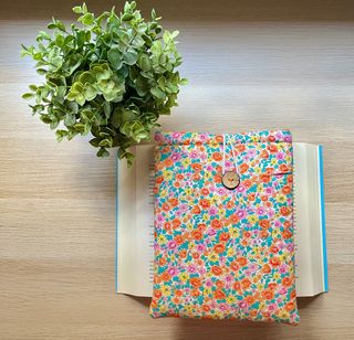 Funda para libro grande con flores naranjas