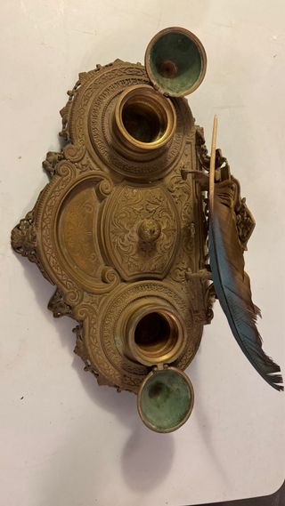 Tintero de bronce antiguo con pluma
