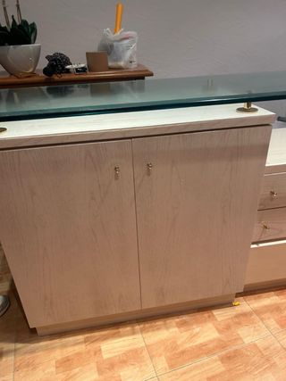 Mueble de salón con cristal y madera