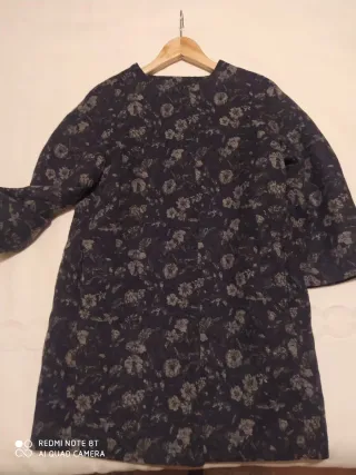 Abrigo Trucco floral en color azul marino y gris