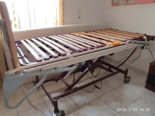 Cama articulada de metal y madera