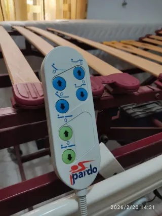 Cama articulada de metal y madera