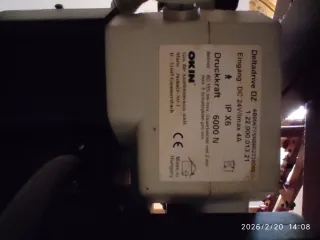 Cama articulada de metal y madera