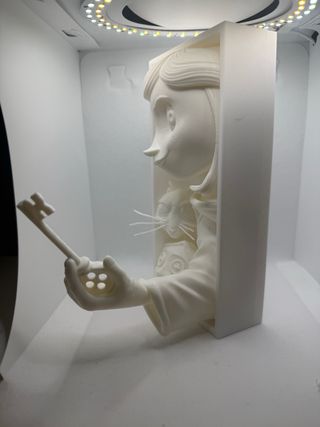 Figura Coraline con Llave y Botones