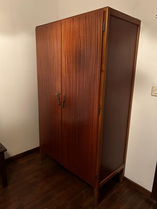 Armario de madera marrón