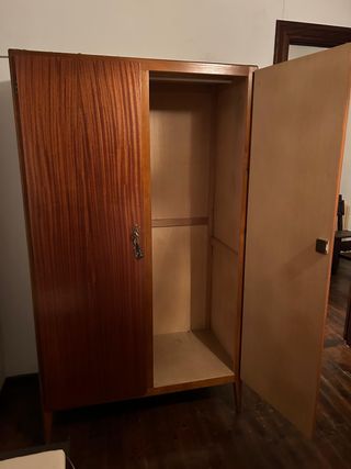 Armario de madera marrón