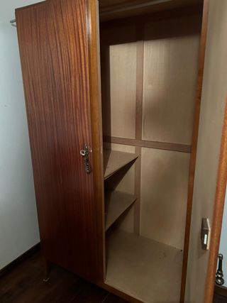 Armario de madera marrón