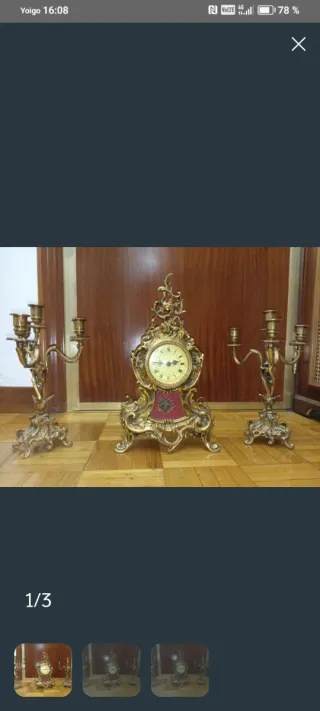 Reloj de mesa y candelabros dorados