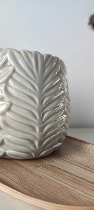 NUEVA Maceta cerámica esmaltada hojas taupé