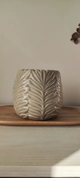 NUEVA Maceta cerámica esmaltada hojas taupé