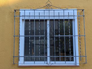 Rejas de hierro forjado antiguas para ventana