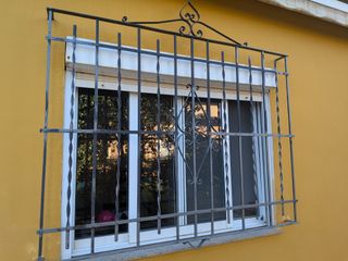 Rejas de hierro forjado antiguas para ventana