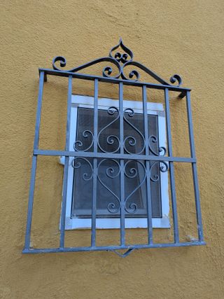 Rejas de hierro forjado antiguas para ventana