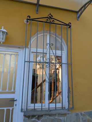 Rejas de hierro forjado antiguas para ventana