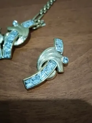 Conjunto collar y pendientes con pedrería