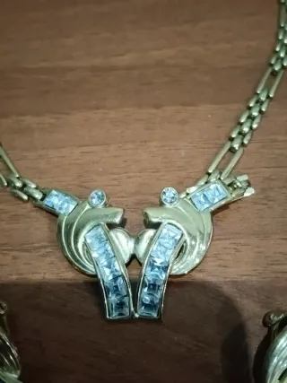 Conjunto collar y pendientes con pedrería