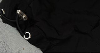 Chaqueta Chicago cropped negra y dorada