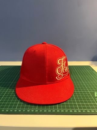 Gorra roja con bordado