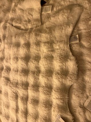 Alfombra pelo sintético beige con etiqueta