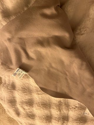 Alfombra pelo sintético beige con etiqueta