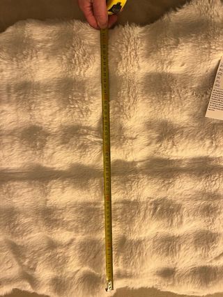 Alfombra pelo sintético beige con etiqueta