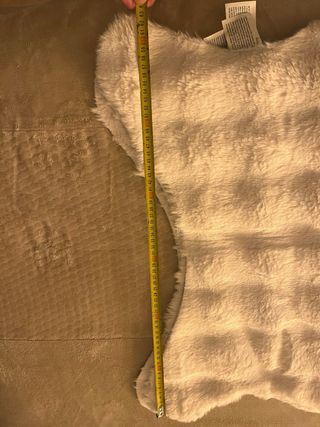 Alfombra pelo sintético beige con etiqueta