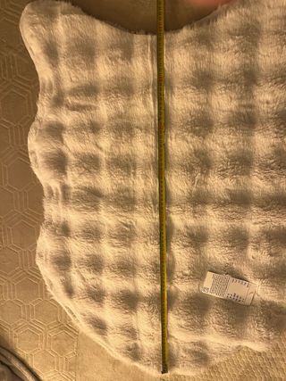 Alfombra pelo sintético beige con etiqueta