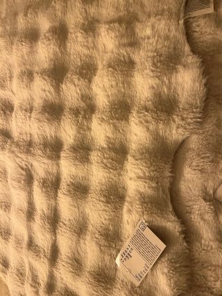 Alfombra pelo sintético beige con etiqueta