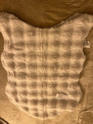 Alfombra pelo sintético beige con etiqueta