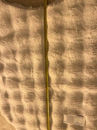 Alfombra pelo sintético beige con etiqueta