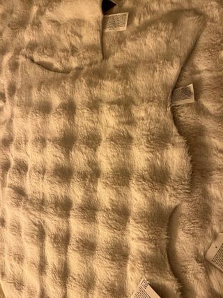 Alfombra pelo sintético beige con etiqueta