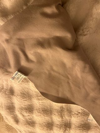 Alfombra pelo sintético beige con etiqueta