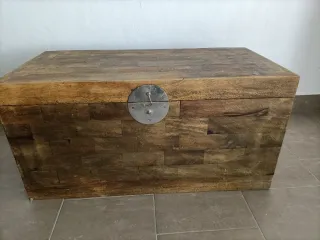 Baúl de madera con herrajes metálicos