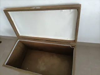 Baúl de madera con herrajes metálicos