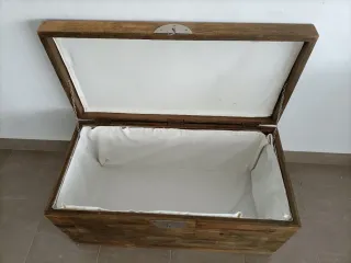 Baúl de madera con herrajes metálicos