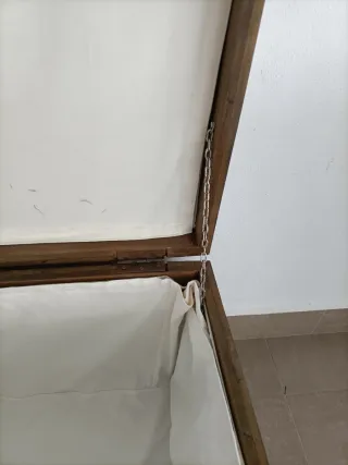 Baúl de madera con herrajes metálicos