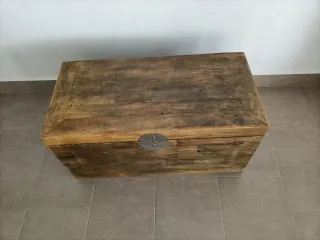 Baúl de madera con herrajes metálicos