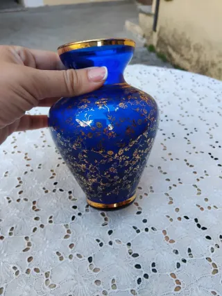 Vaso decorativo blu con fiori dorati