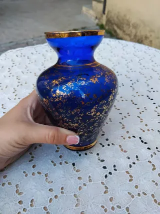Vaso decorativo blu con fiori dorati