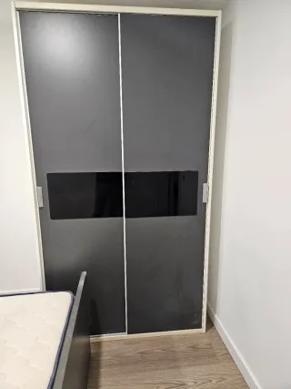 Cama juvenil con cajones gris y rojo. Med: 90x190