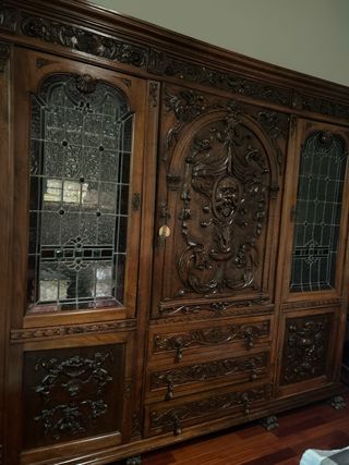 Armario antiguo de madera y cristal plomado