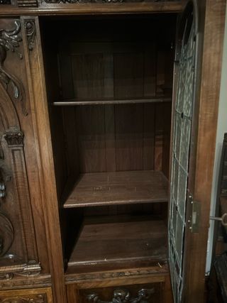 Armario antiguo de madera y cristal plomado