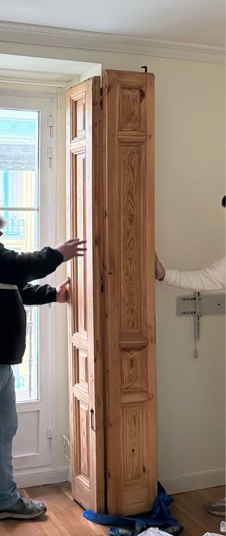 Contraventanas antiguas madera restauradas balcón